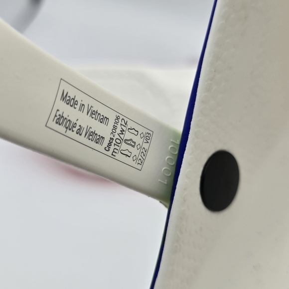 NWT Crocs Classic Rainbow Dye Clogs, Men's 10 / Women's 12 ~ Pride Sandals ~ - Picture 15 of 16